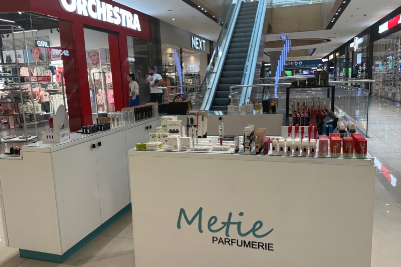 Lipstick mat, fondatine e lengshme, rimel volumizues, primer fytyre, pud...